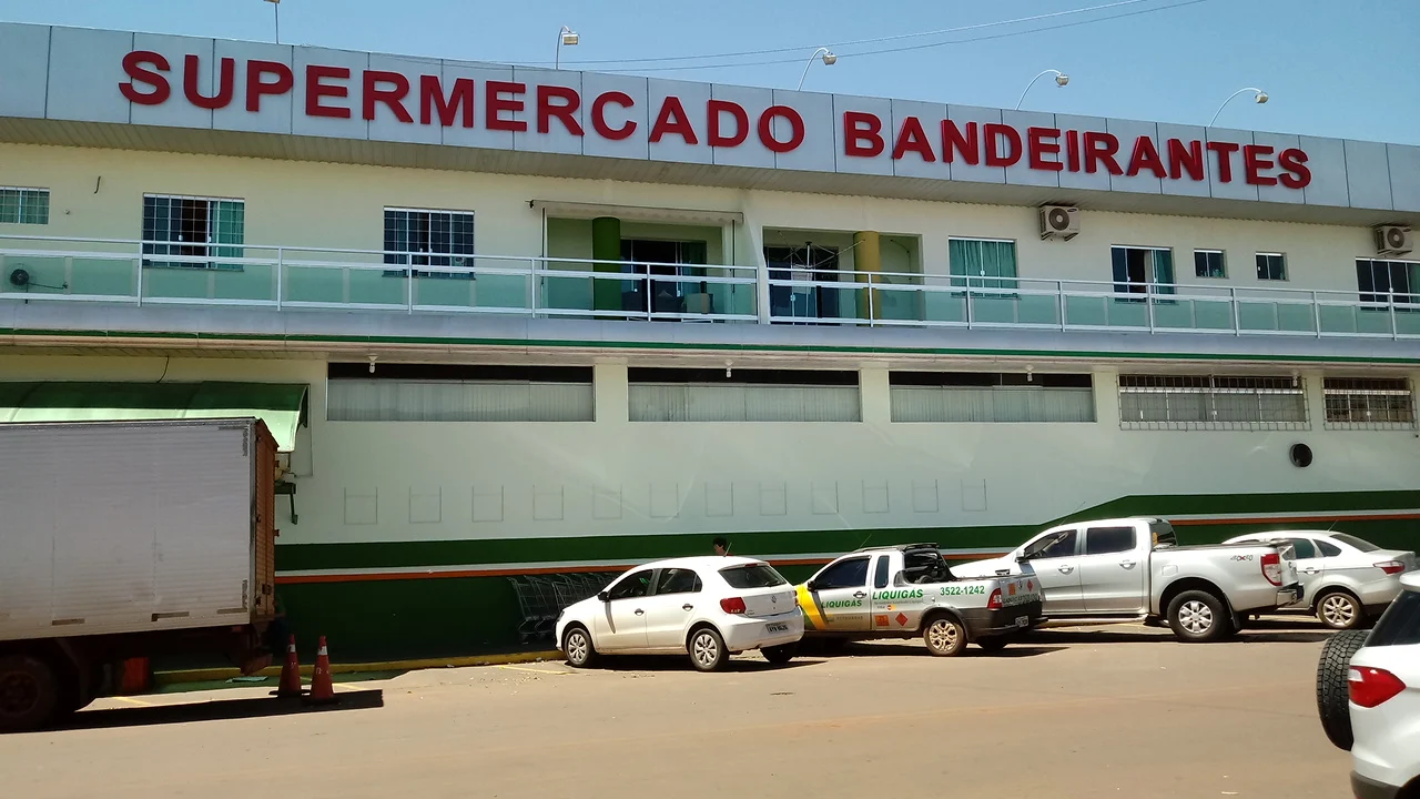 Fachada da antiga unidade do Supermercado Bandeirantes