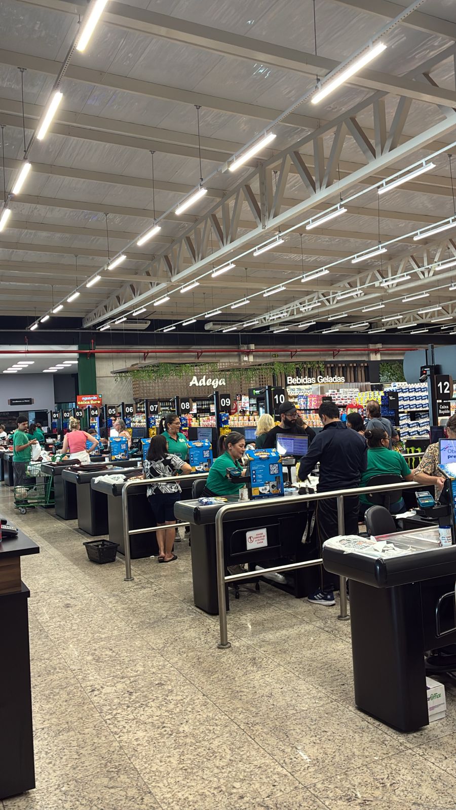Atendimento nos caixas do Supermercado Bandeirantes