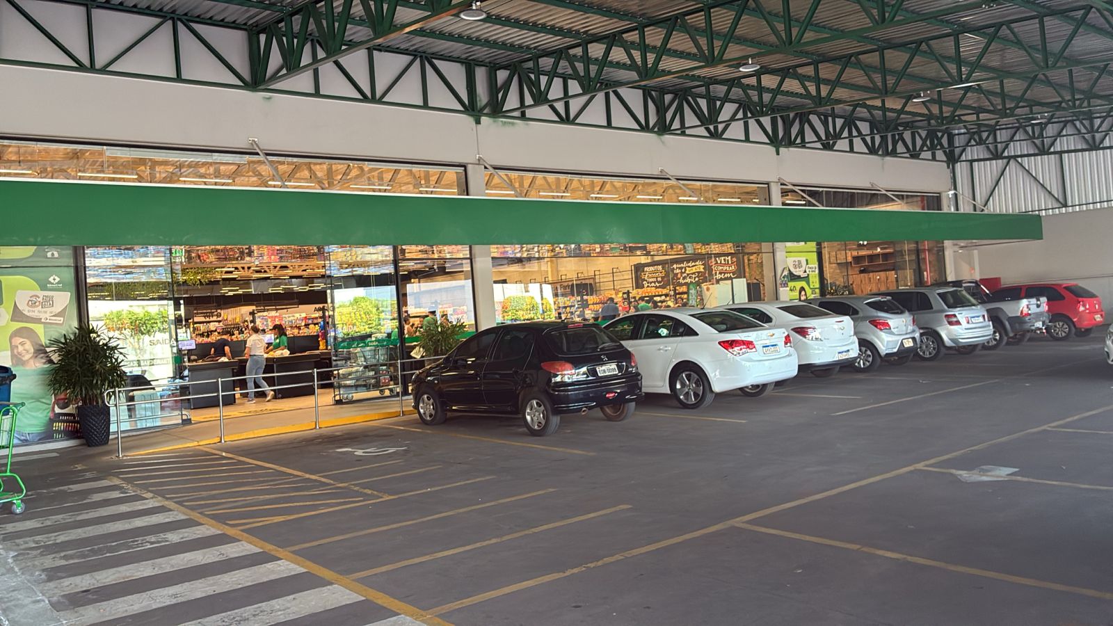 Entrada e estacionamento coberto do Supermercado Bandeirantes