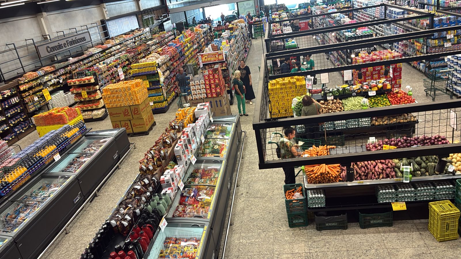 Vista do hortifruti e dos corredores do Supermercado Bandeirantes