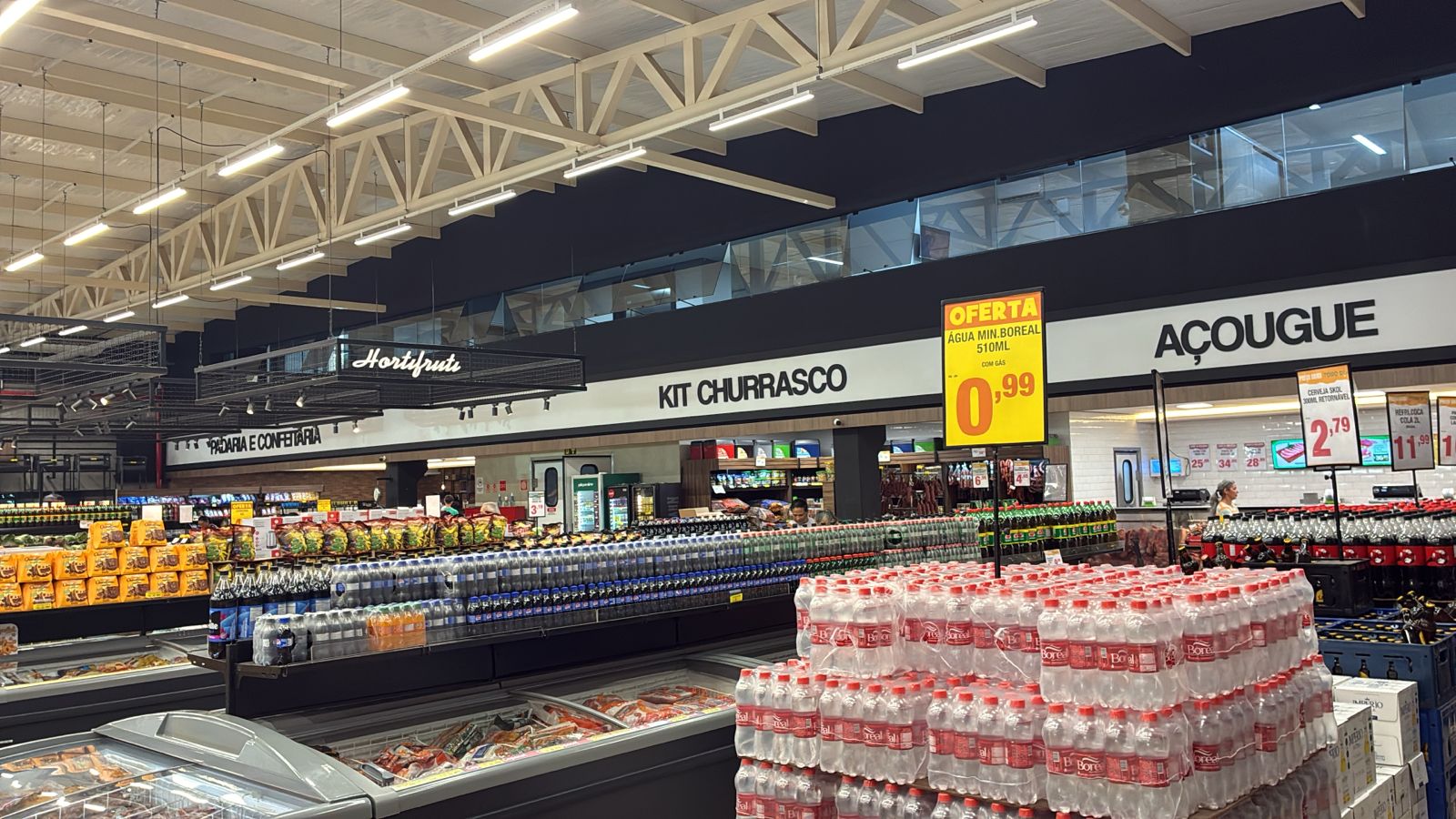 Setores de hortifruti, padaria e açougue do Supermercado Bandeirantes