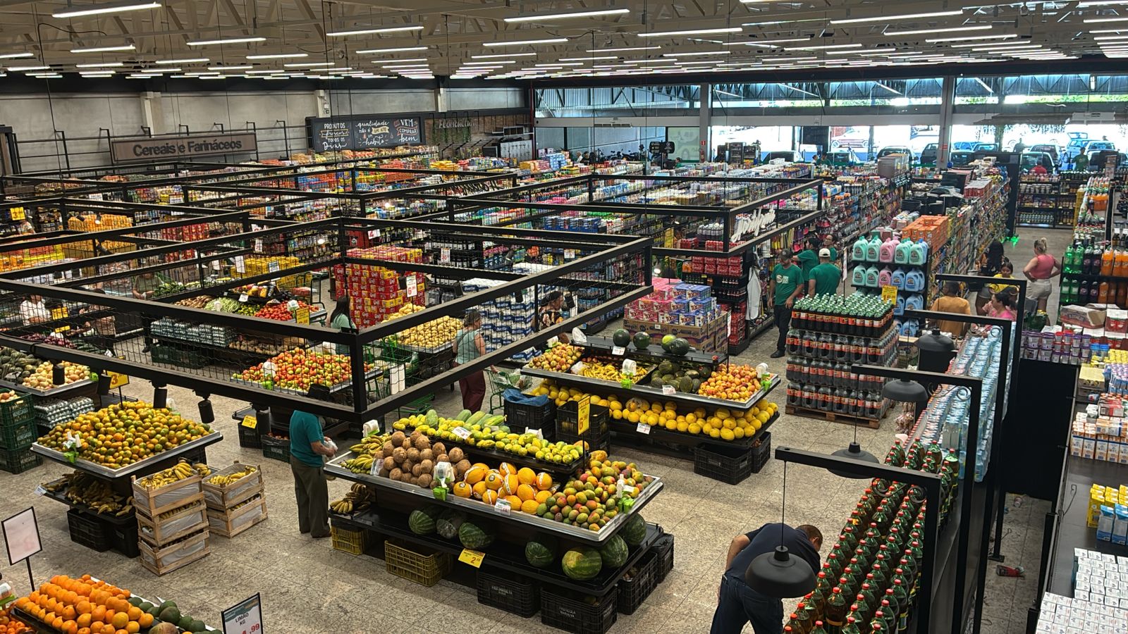 Vista ampla do Supermercado Bandeirantes com clientes fazendo compras